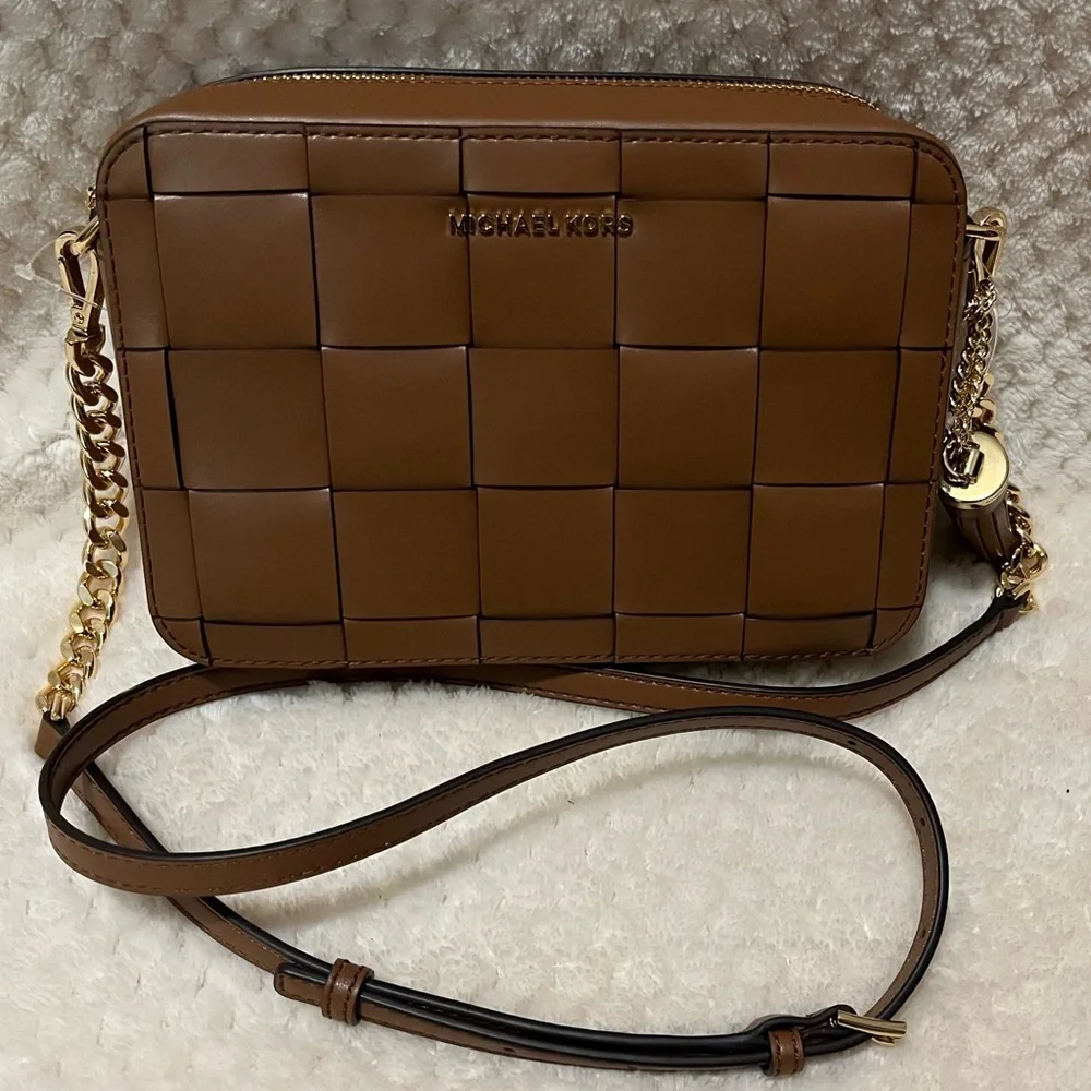 MICHAEL KORS JET SET MEDIUM CAMERA CROSSBODY BAG IN THE COLOR LUGGAGE NWT! - Picture 1 of 4